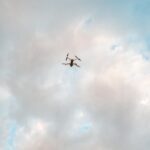 Een hexacopter drone in de lucht, met zes rotoren en een duidelijk zicht op de mechanica.