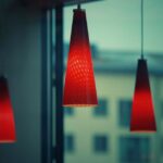 Een stijlvolle kamer met een originele hanglamp die de sfeer van de ruimte verbetert.
